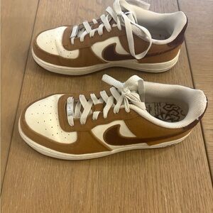 Nike Air women’s Brown and cream Sneakers size 5.5